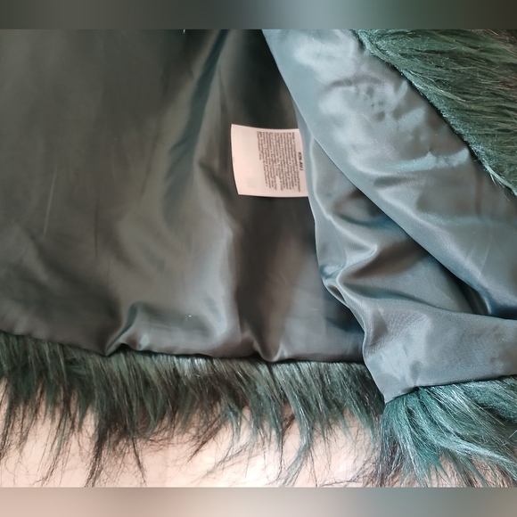 As new. Green & black long shaggy jacket 1 front clasp closure, lined - Picture 9 of 12